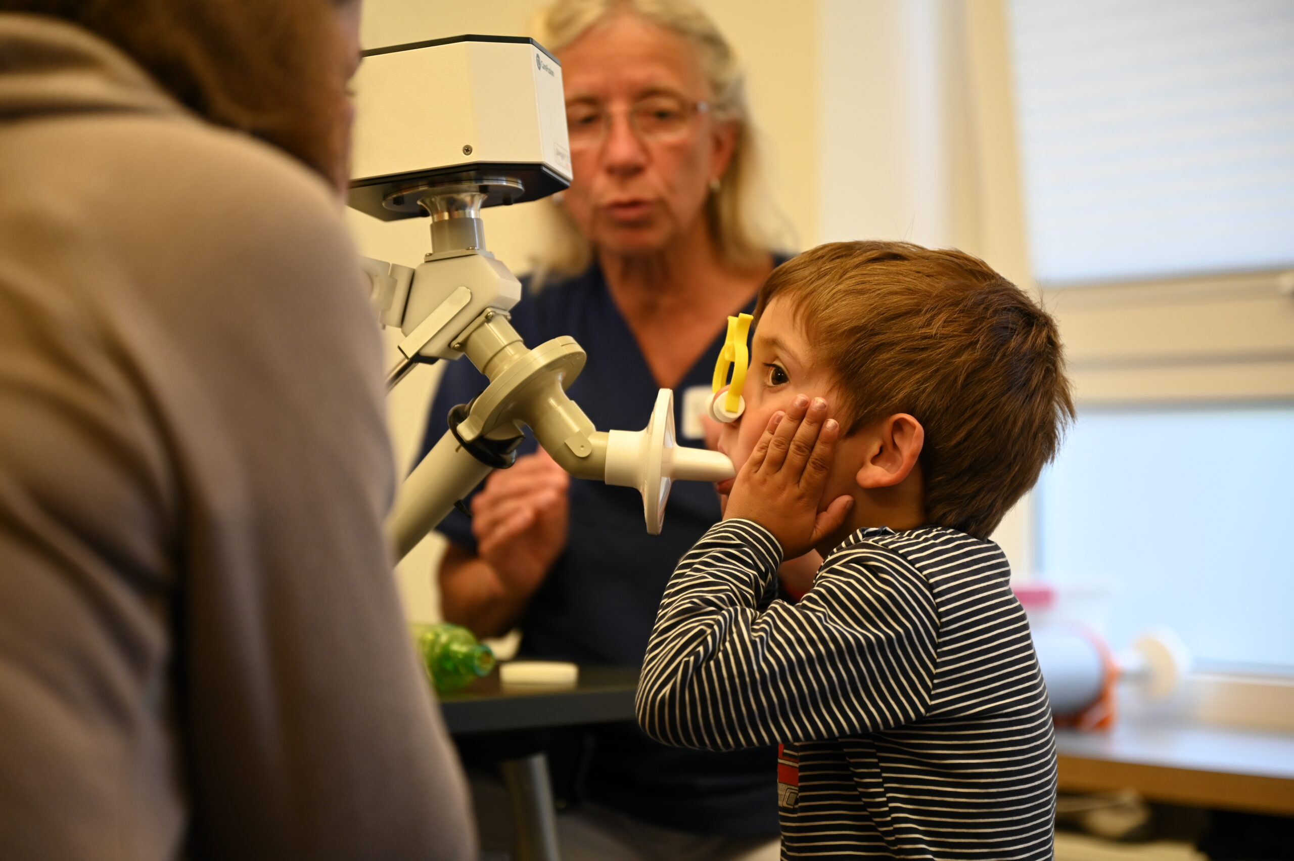 Junge in der Funktionsdiagnostik für Atemwege in der Rehaklinik sattelduene für Kinder auf Amrum